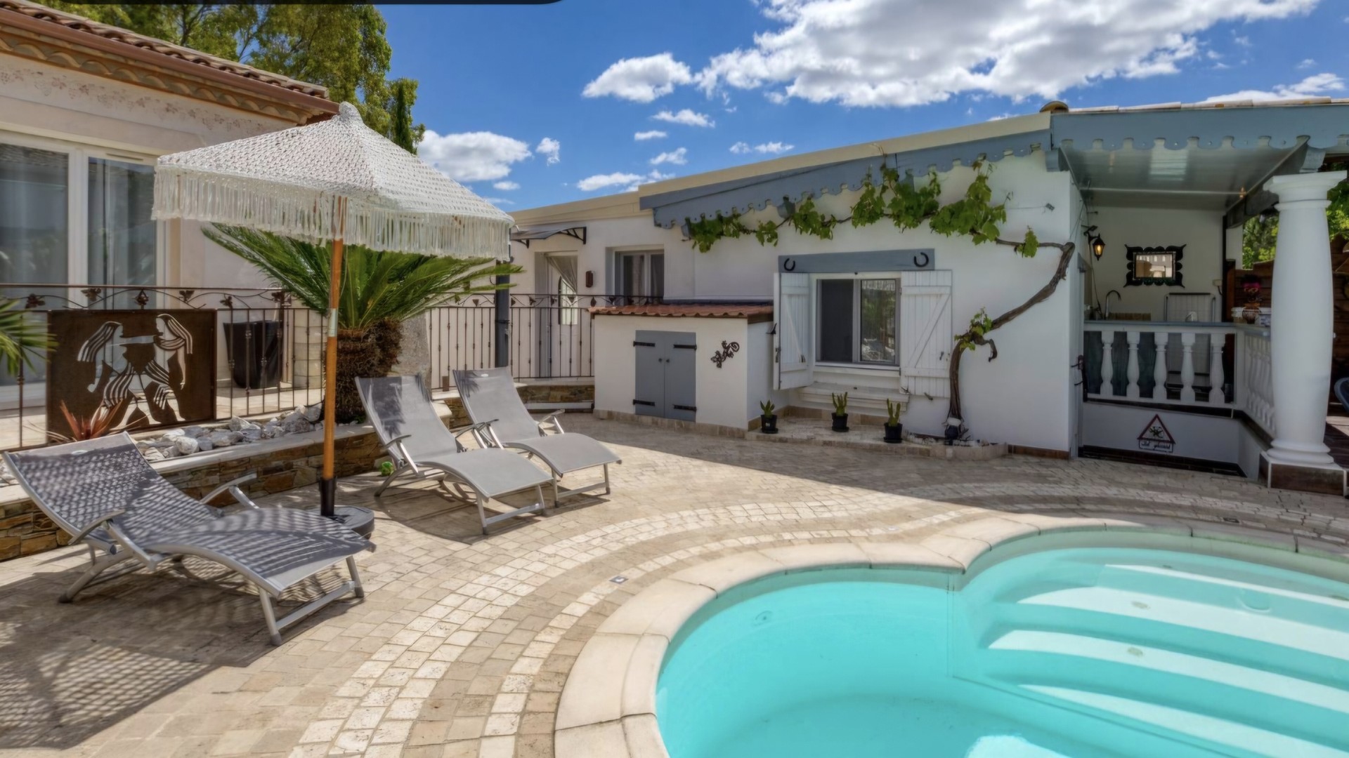 Casita Rossignol, façade et piscine partagée