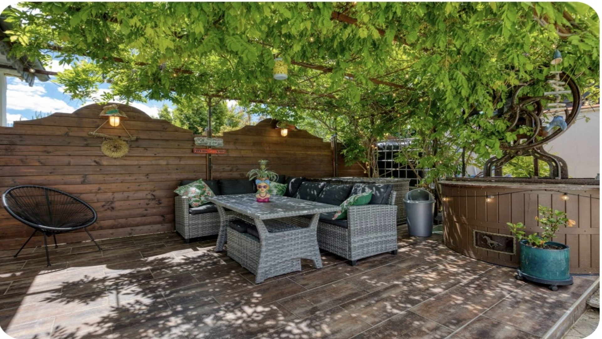 Seconde terrasse sous la glycine, salon de jardin en résine tressée