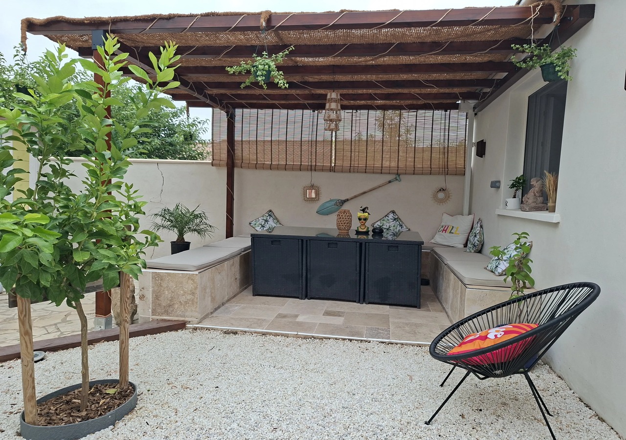 Terrasse pergola, vue avec citronnier en pot