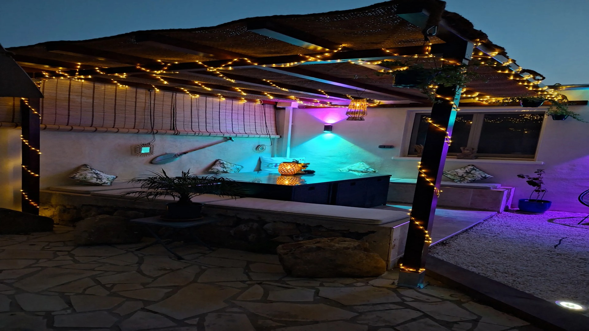 Terrasse pergola le soir, éclairages colorés