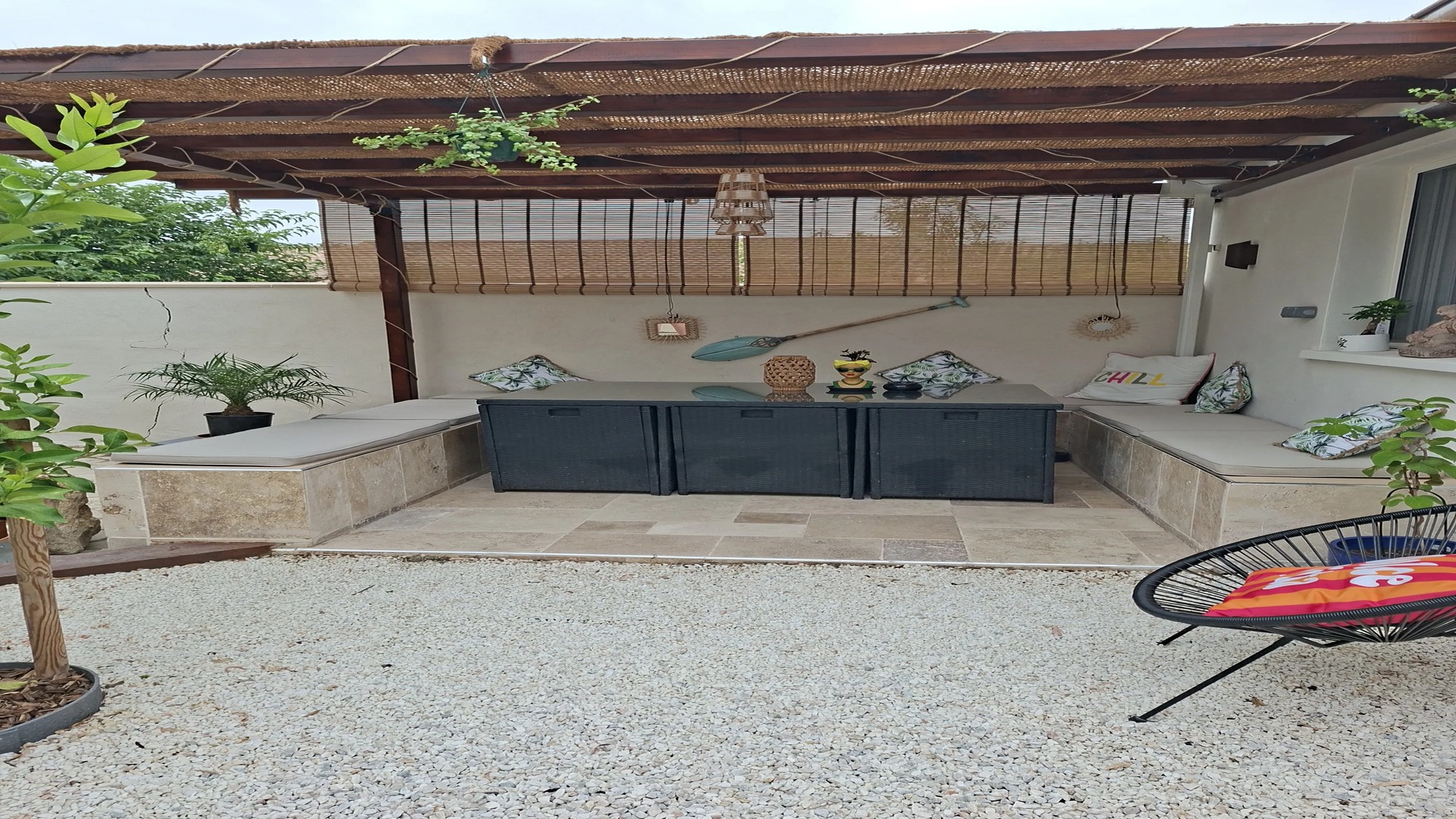 Terrasse pergola le jour, banquettes et coussin CHILL