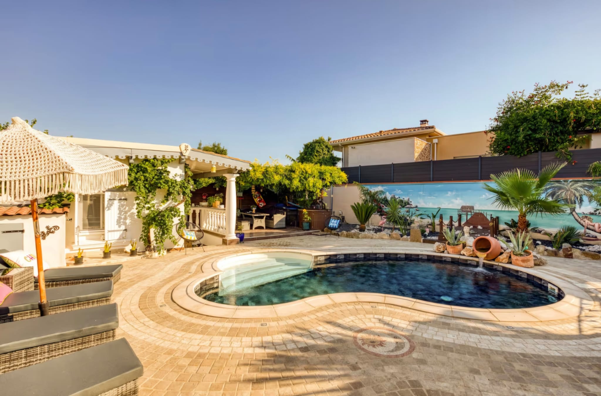 Vue large de la piscine et du jardin partagés