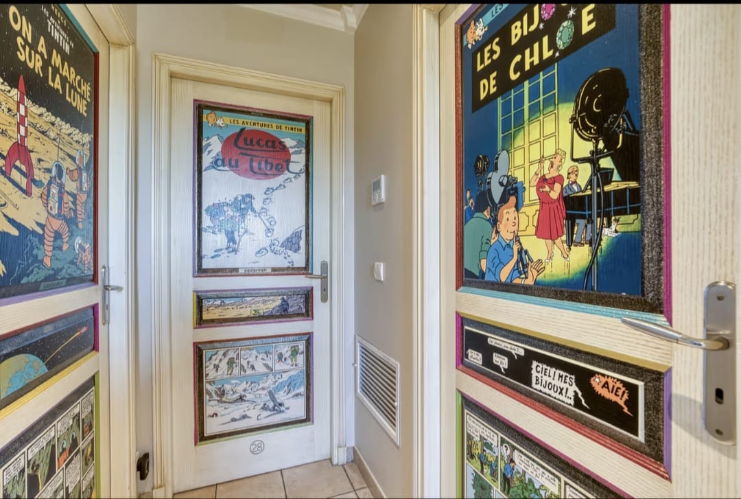 Couloir habillé de planches de bande dessinée Tintin
