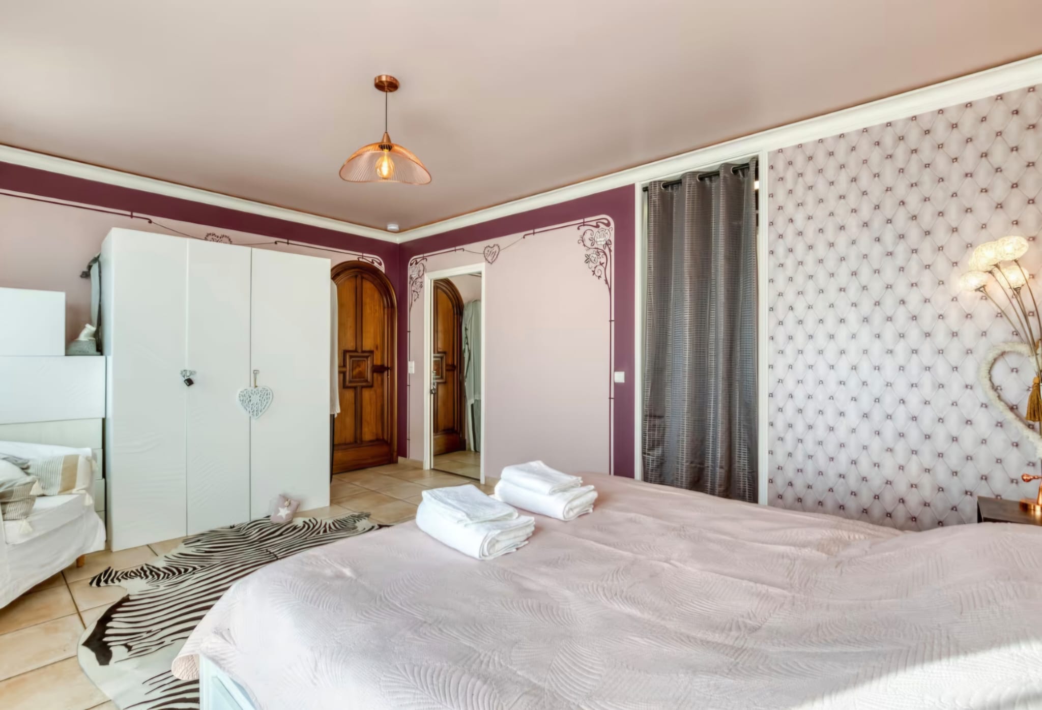 Chambre Bordeaux, vue large avec armoire
