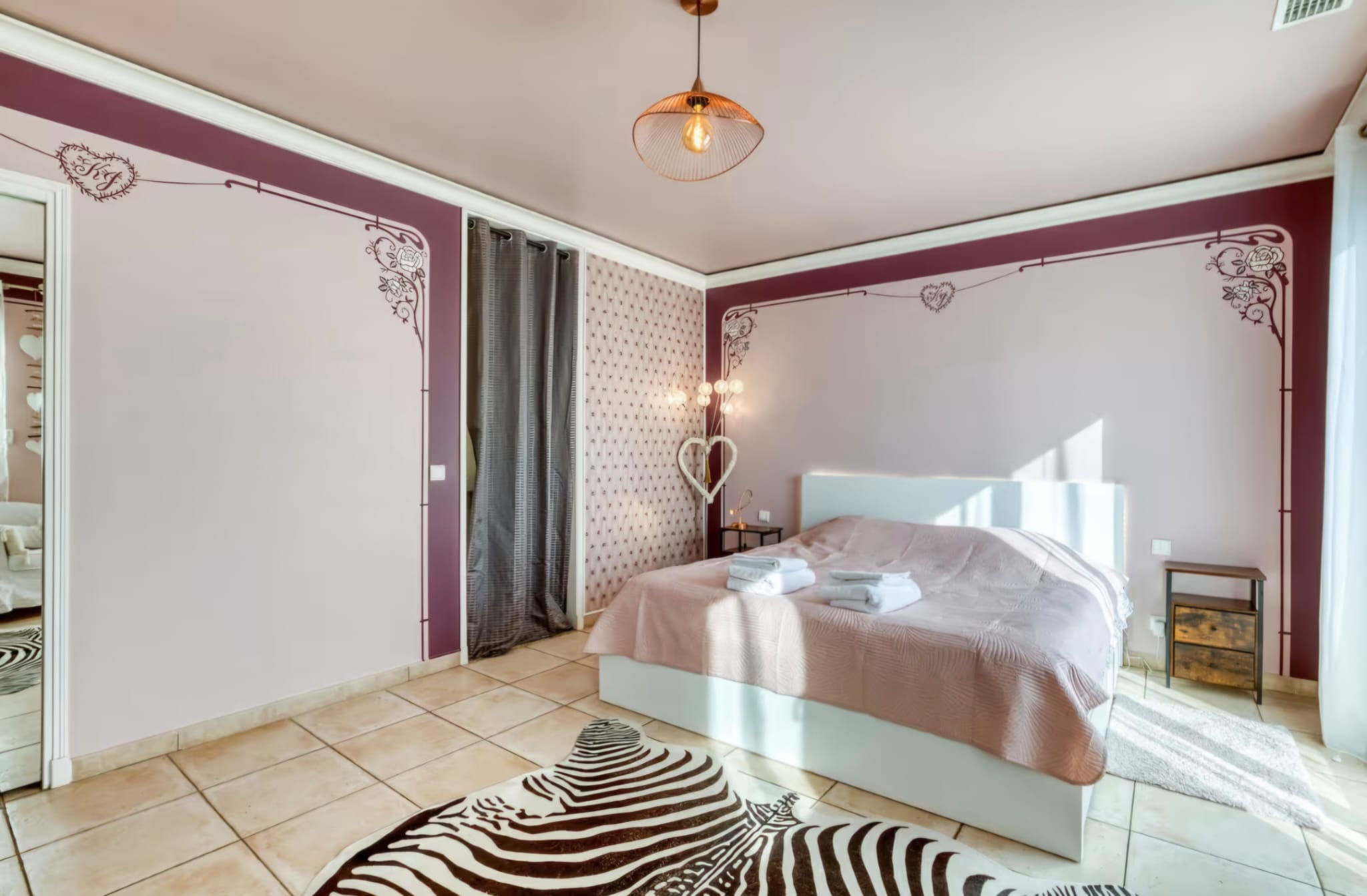 Détail de la chambre Bordeaux, portes anciennes en bois