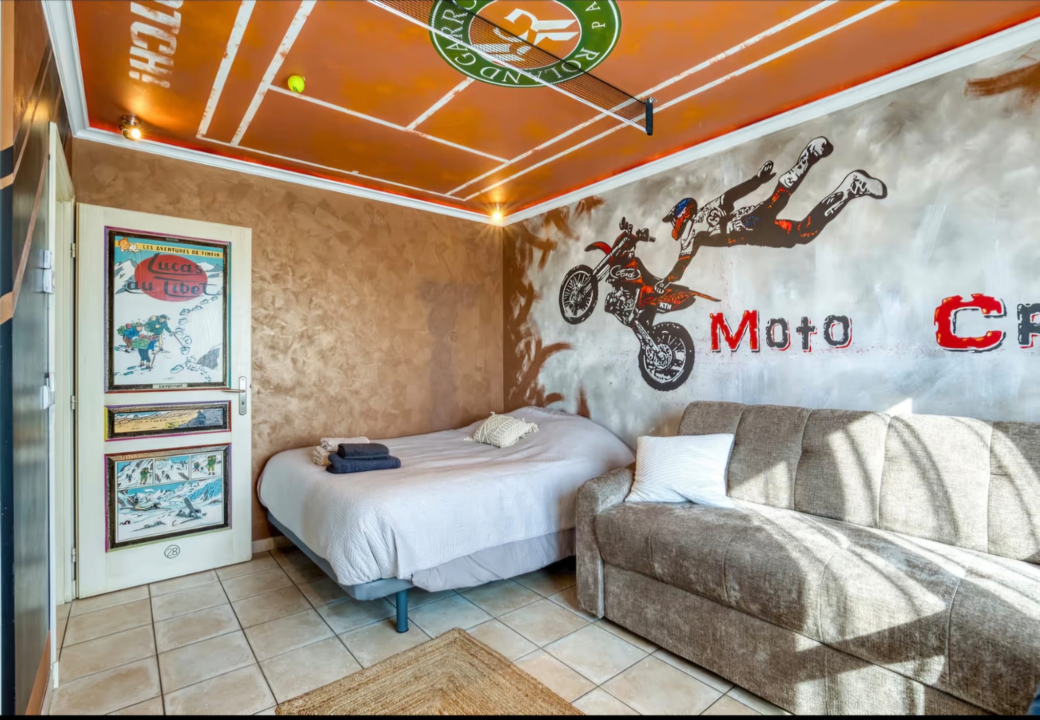Chambre Moto Cross avec fresque murale et plafond terre battue