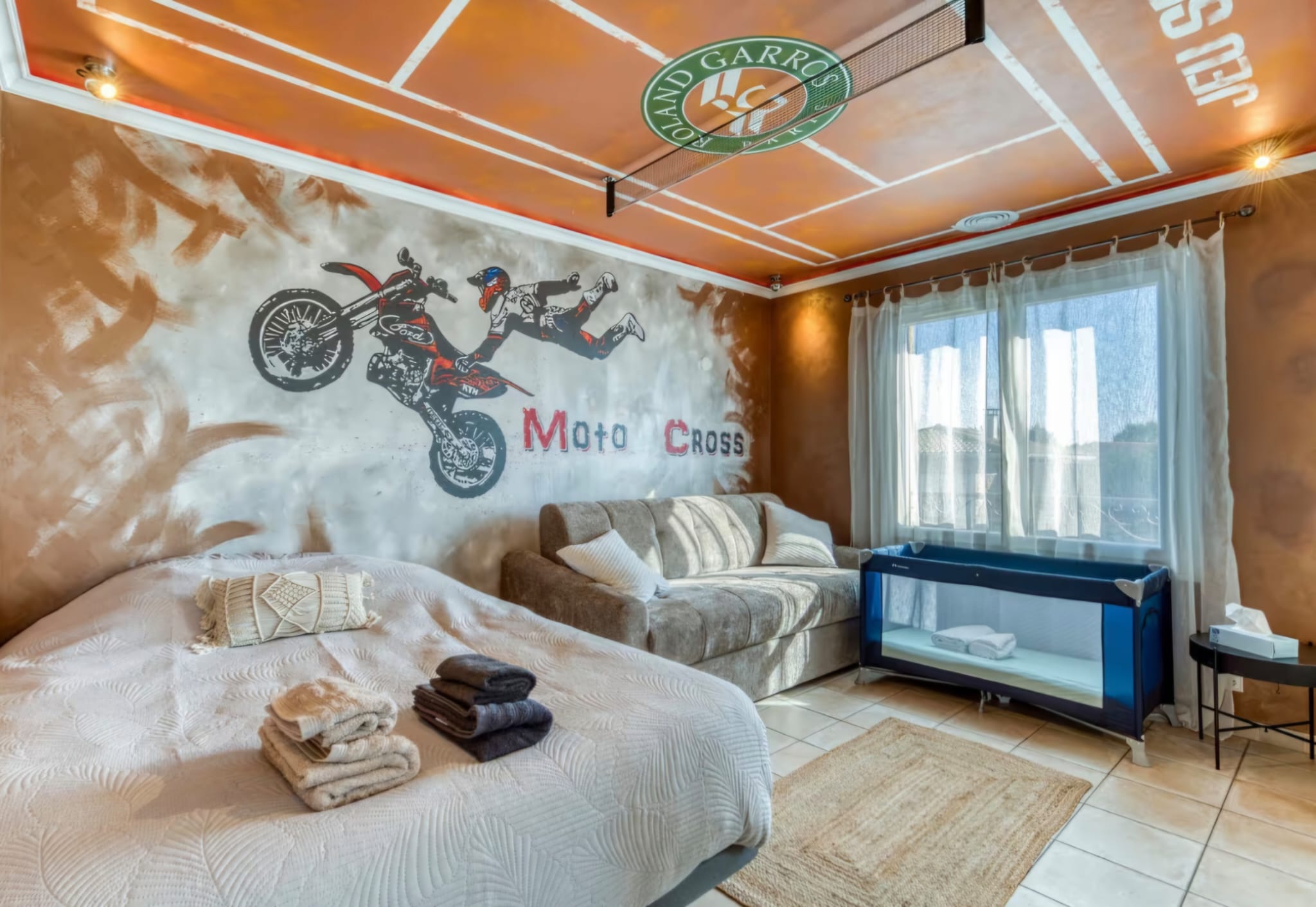 Chambre Moto Cross, second angle avec canapé et lit bébé