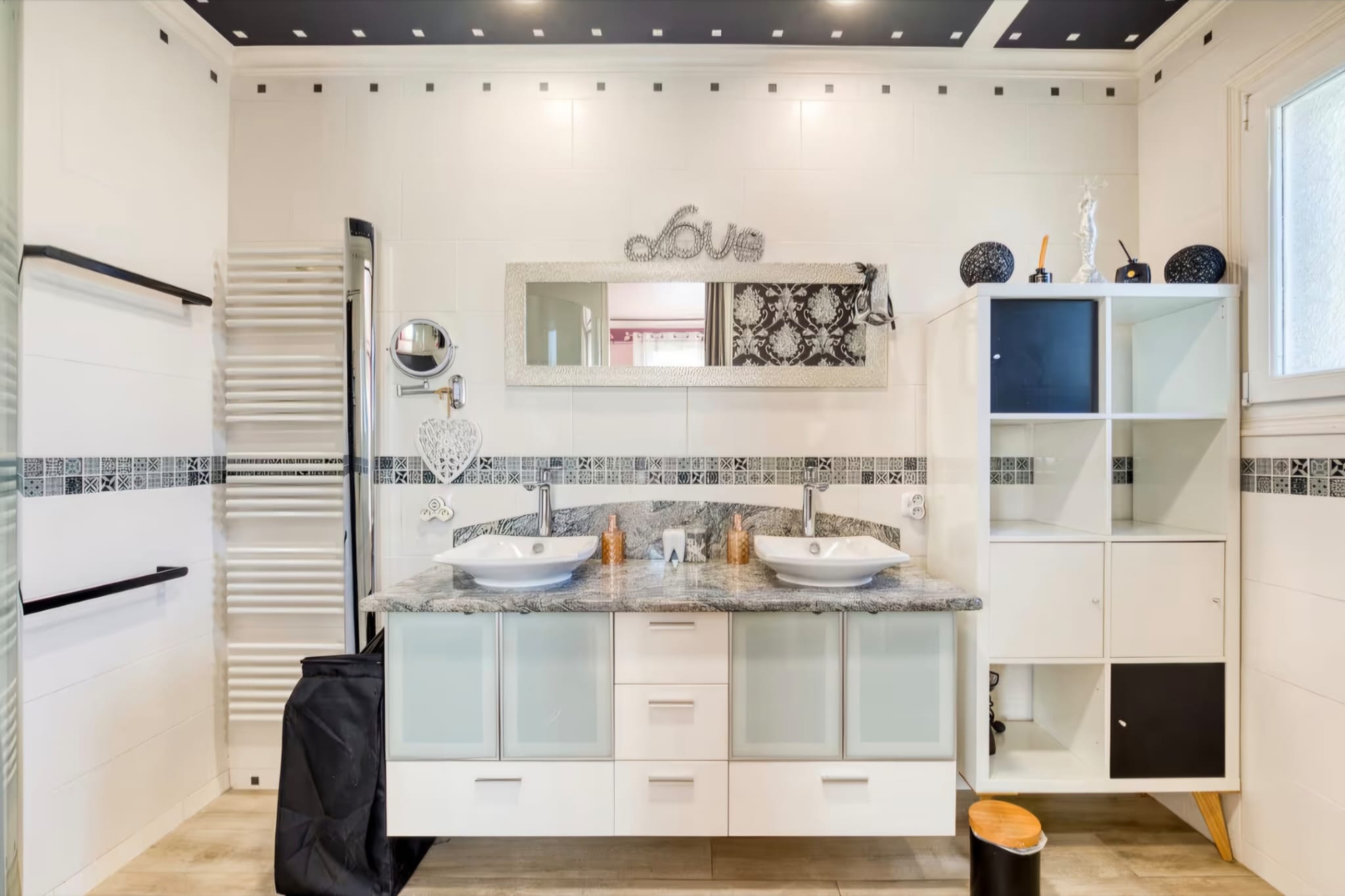 Salle d'eau noir et blanc avec double vasque et déco « LOVE »