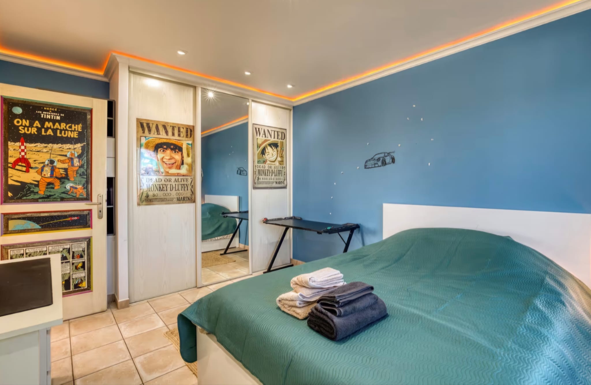 Chambre Bleue, second angle avec affiches et penderie