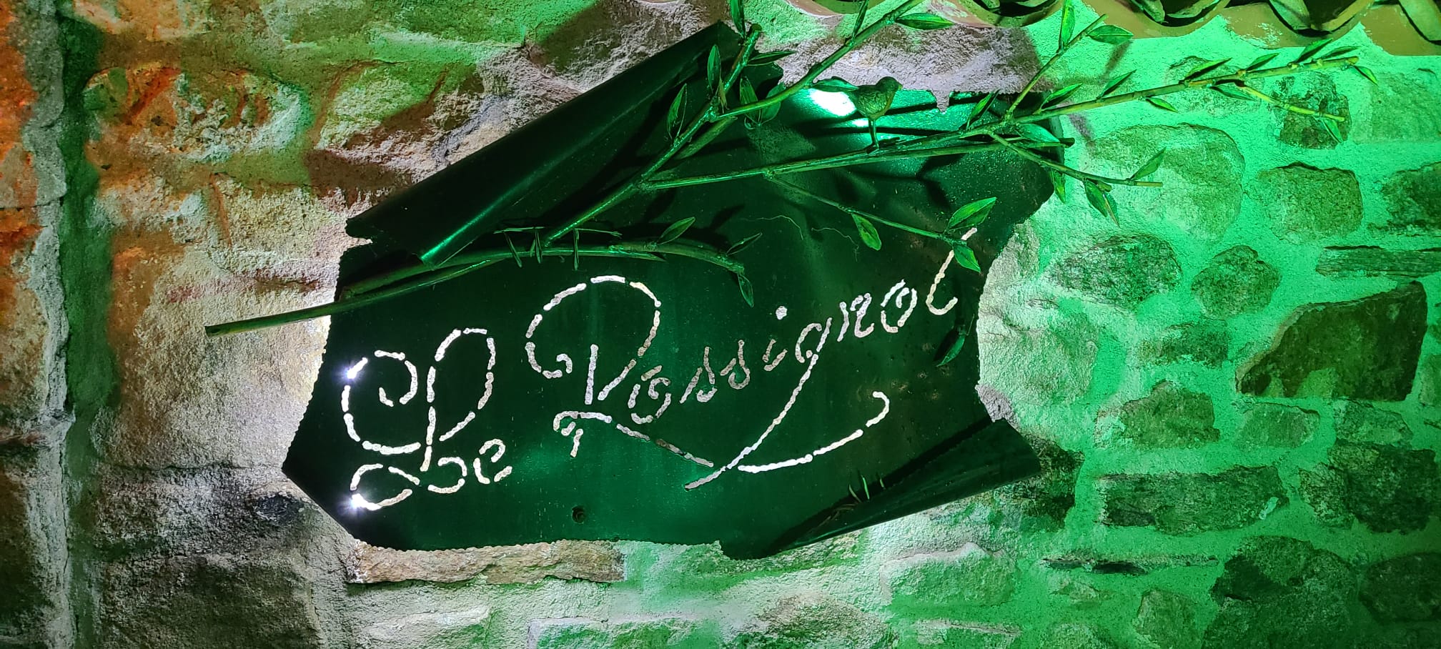 Enseigne artisanale « Le Rossignol » à l'entrée de la villa